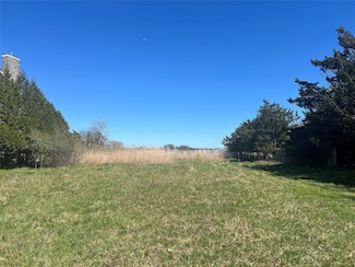 101 Paquatuck Ave, East Moriches, NY 11940