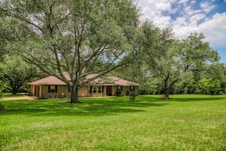 5558 Spreen Rd, Brenham, TX 77833