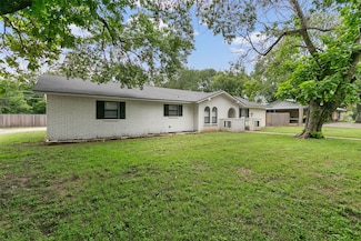 306 S Adams St, Mc Gregor, TX 76657