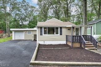 736 Brooklyn Mountain Rd, Hopatcong, NJ 07843