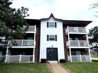 101 Gregory St Unit 8, Aurora, IL 60504