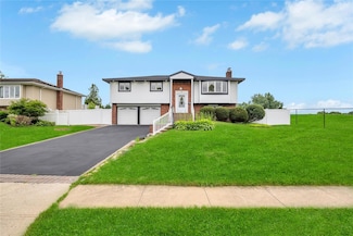 89 Harvest Ln, ComMacK, NY 11725