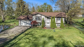 8760 Cooley Beach Dr, White Lake, MI 48386