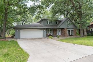 1577 Sherwood Dr, North Mankato, MN 56003