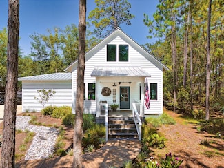 137 Bay Colony Way, Apalachicola, FL 32320