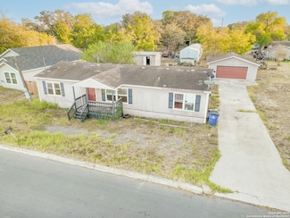 808 Uvalde St, Pleasanton, TX 78064