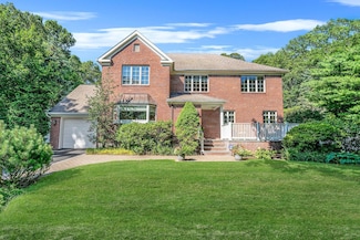 7 Hunter Ct, Dix Hills, NY 11746