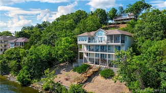 1129 Beacon Pointe Cir, Lake Ozark, MO 65049