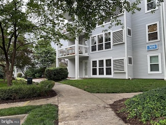 3179 Summit Square Dr Unit 2-B5, Oakton, VA 22124