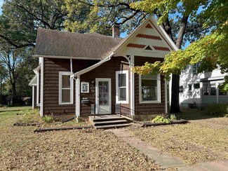 202 Ferguson St, Charles City, IA 50616