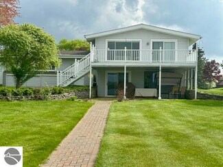 1094 Fairway Dr, Weidman, MI 48893