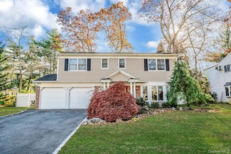 28 Cedarwood Ln, ComMacK, NY 11725
