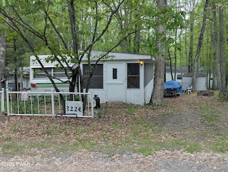 2226 Mallard Ln, Shohola, PA 18458