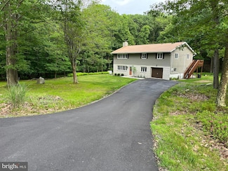 275 Mountain Oaks Dr, Laurel Run, PA 18706