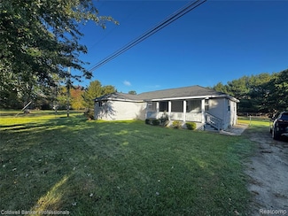 904 Rowland Rd, Leonard, MI 48367