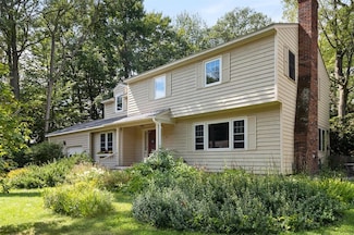 92 Oakcrest Dr, Burlington, VT 05408