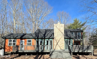402 Canoe Brook Dr, Hawley, PA 18428