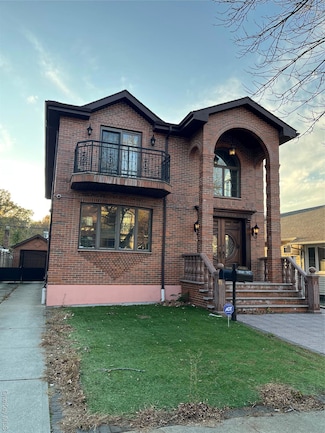 69-68 229th St, Flushing, NY 11364