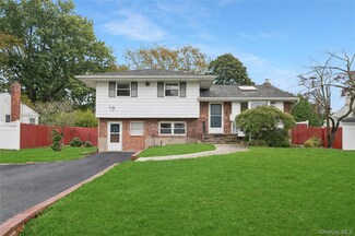 11 Montrose Dr, ComMacK, NY 11725