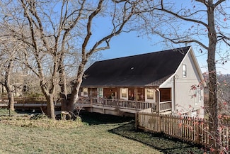 9055 Hillview Dr, De Soto, KS 66018