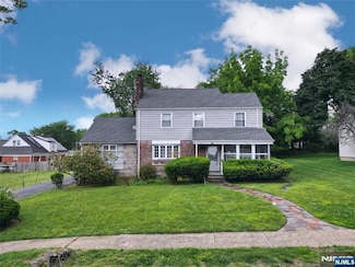 16 Vandelinda Ave, Teaneck, NJ 07666