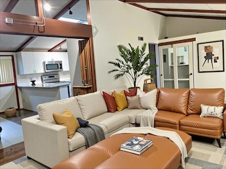 2 Redleaf Ln, ComMacK, NY 11725