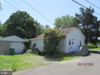 8 Pine St, New Egypt, NJ 08533