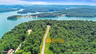 565 S Two Rivers Ln, Lafollette, TN 37766