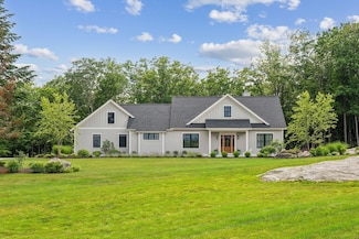 8 Farmview Dr, Pownal, ME 04069
