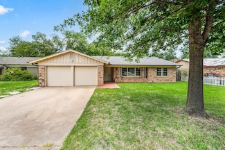 1016 W Creek Dr, Hurst, TX 76053