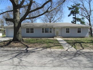 1308 N Cherry St, Cameron, MO 64429