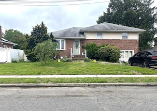 11 Berryhill Ln, Bethpage, NY 11714