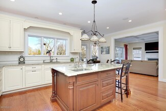 10 Pleasant View Place, Old Greenwich, CT 06870
