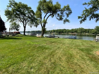 6930 Colony Dr, West Bloomfield, MI 48323