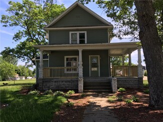 211 3rd St N, Coggon, IA 52218