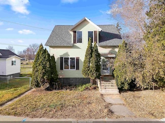 208 Ogden St, Marinette, WI 54143