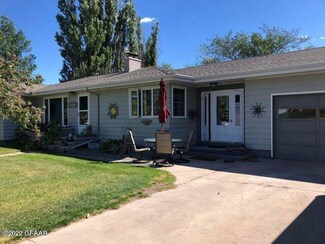 712 Emmerling Ave, Walhalla, ND 58282