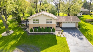 10S111 Leonard Dr, Willowbrook, IL 60527