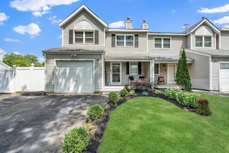 38 Oak St, Central Islip, NY 11722