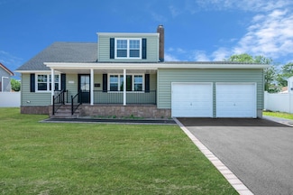 339 Deauville Pkwy, Lindenhurst, NY 11757