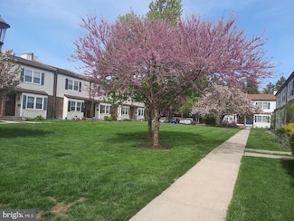 12 Shirley Ln, Lawrence Township, NJ 08648