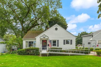 511 Golf Rd, Crystal Lake, IL 60014