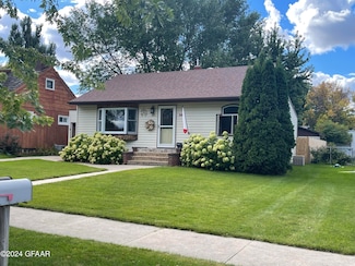 121 Park Ave S, Park River, ND 58270