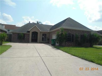 319 Madewood Dr, Destrehan, LA 70047