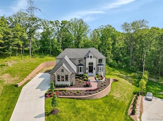 2584 Heights View Ct, Rochester, MI 48306