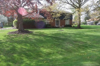 1163 Long Lake Dr, Brighton, MI 48114