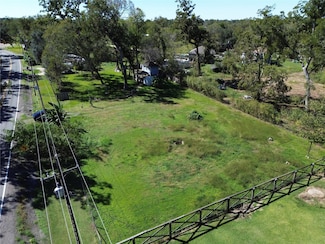 172 N County Road 30, Angleton, TX 77515