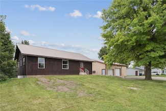 1009 W 1st St, Vinton, IA 52349