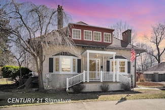 105 Parkwood Ct, Bay City, MI 48708