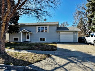 319 Willow Ln, Bismarck, ND 58504